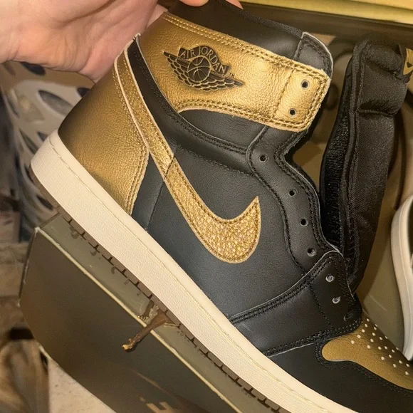 AIR JORDAN 1 RETRO
HIGH OG  Nike Gold Shoe Size 11 - Picture 7 of 10